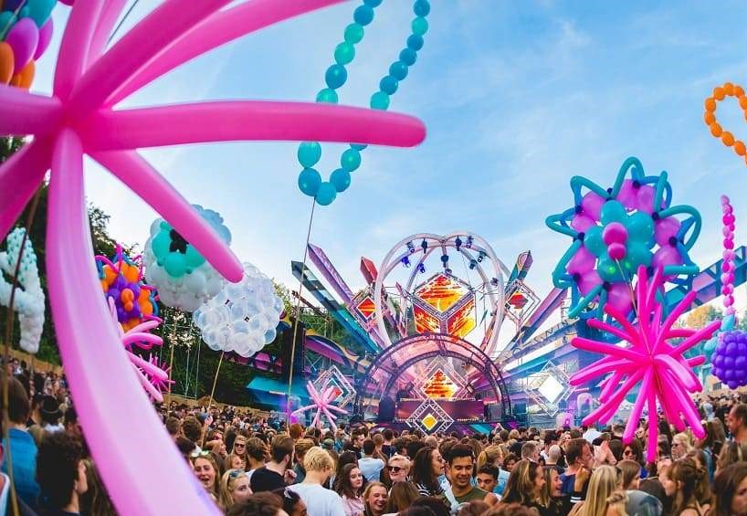 Beleef festivals 2024 in Nederland: een jaar vol muziek, kunst en cultuur. Mis de geweldige zomerfestivals niet