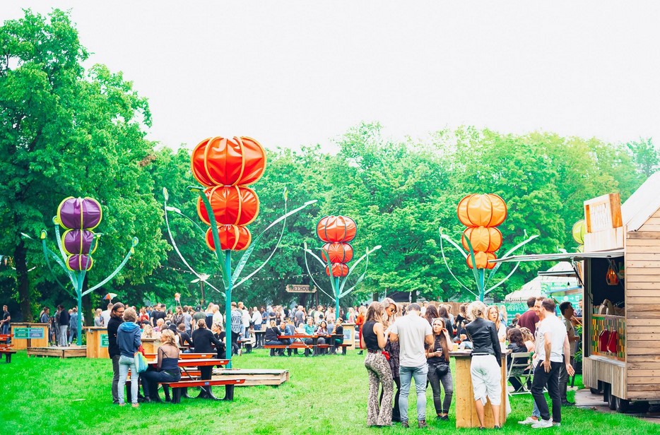 Sfeervolle lichten en mystieke ambiance bij Mystic Garden festival.